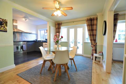 4 bedroom detached house to rent, Carpenders Close, Harpenden, AL5