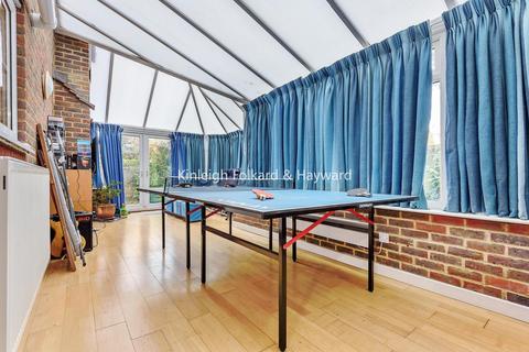 17 Cheyne Park Drive, West Wickham, BR4 9LQ