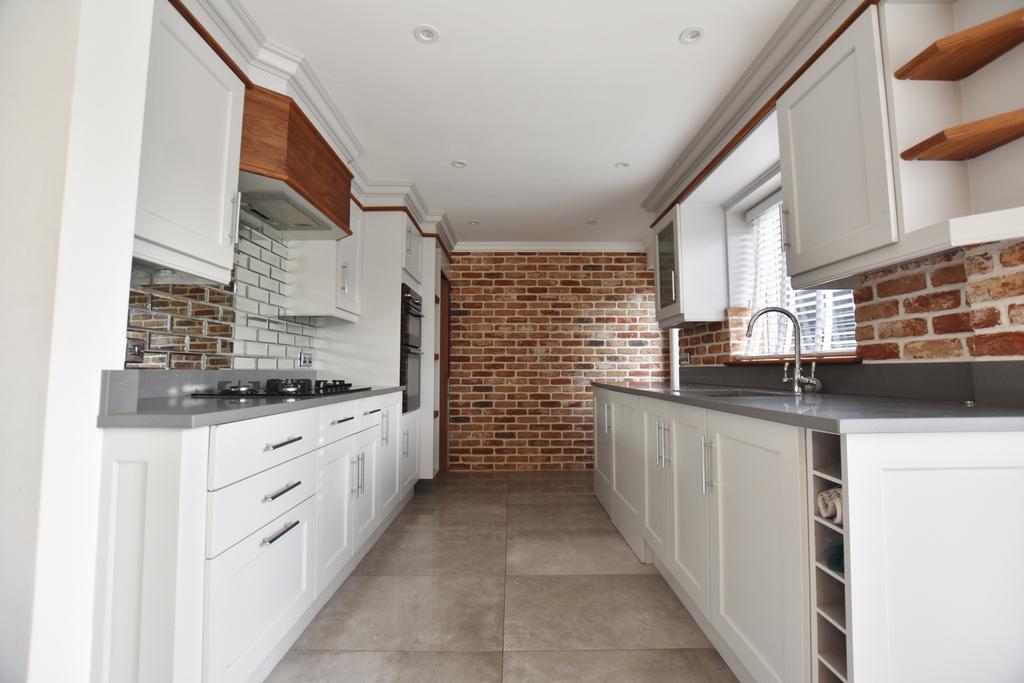 Hardy Road, Hemel Hempstead, HP2 3 bed terraced house £1,450 pcm (£
