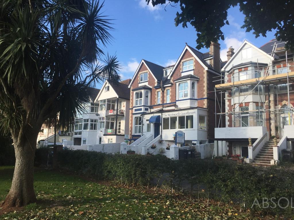 20 Youngs Park Road, Paignton, Devon... 1 bed flat £620 pcm (£143 pw)