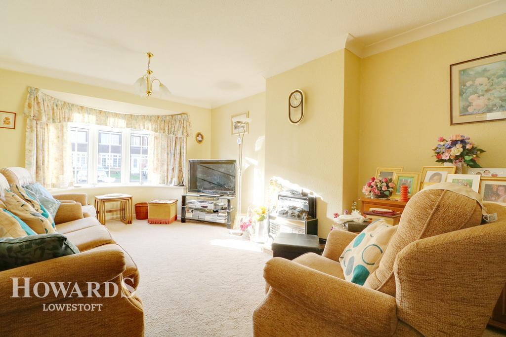 Stubbs Wood, Lowestoft 2 bed semidetached bungalow £240,000