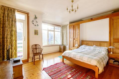 2 Tewkesbury Terrace, London, N11 2LT