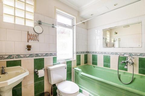 2 Tewkesbury Terrace, London, N11 2LT