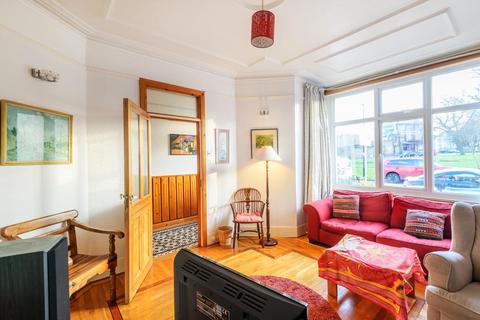 2 Tewkesbury Terrace, London, N11 2LT