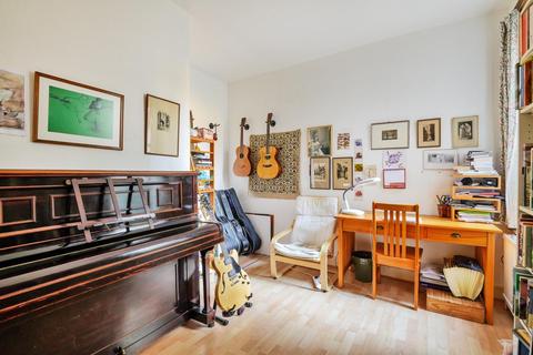 2 Tewkesbury Terrace, London, N11 2LT
