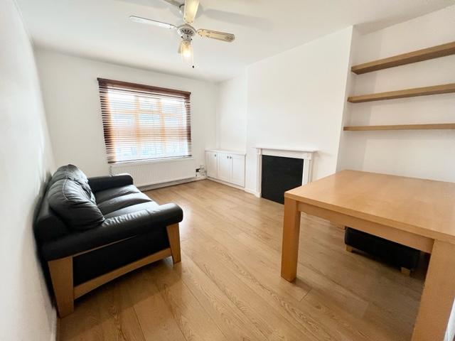 Cedar Court, Pitt Crescent, Wimbledon, SW19 3 bed flat - £1,700 pcm (£ ...