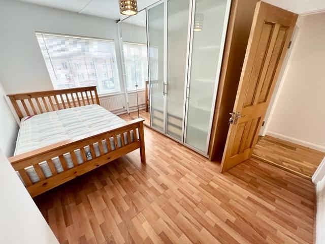 Cedar Court, Pitt Crescent, Wimbledon, SW19 3 bed flat - £1,700 pcm (£ ...