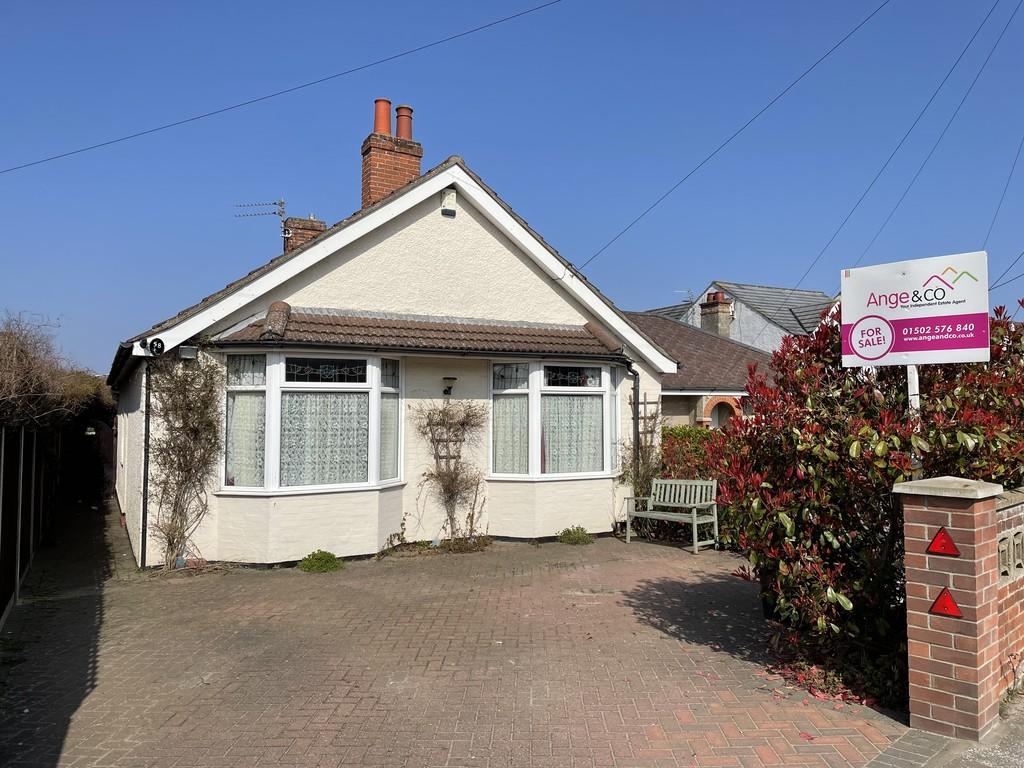 Beccles Road, Oulton Broad, Lowestoft 4 bed detached bungalow for sale
