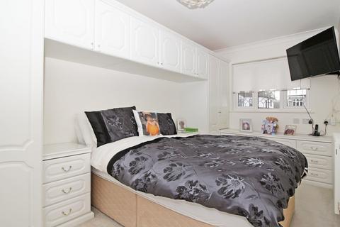 4 bedroom semi-detached house for sale - Bowmead, Mottingham