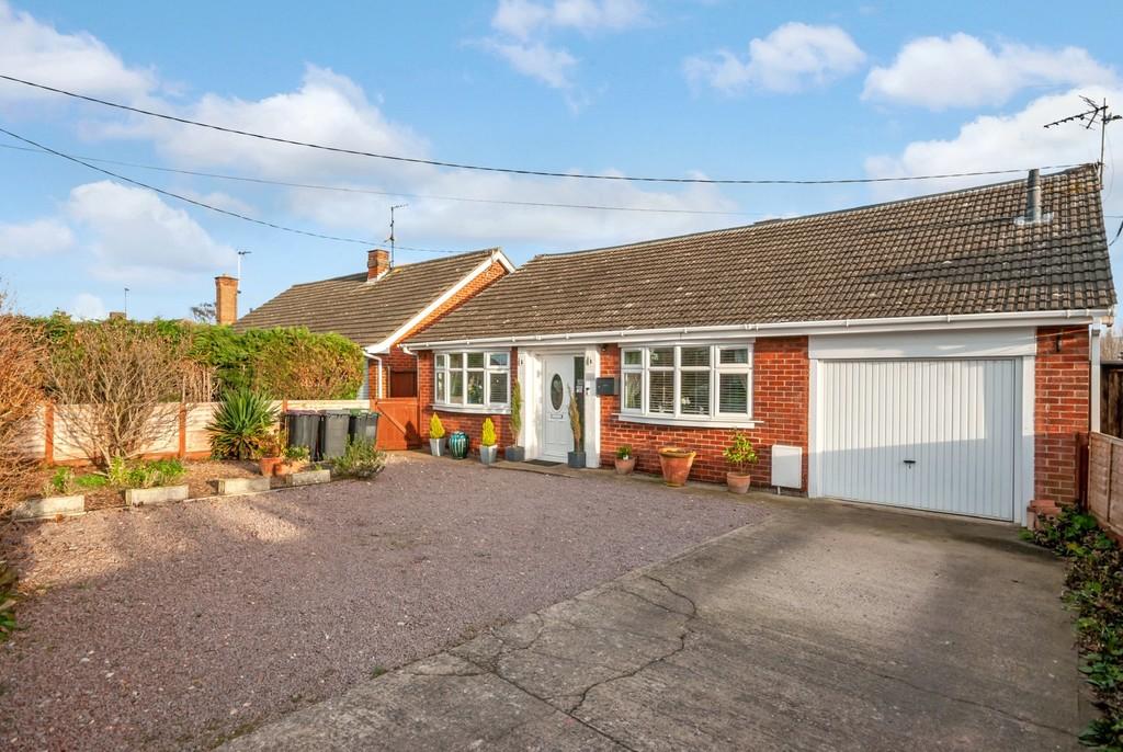 Meadow Lane, North Hykeham, LN6 9RE 4 bed detached bungalow £380,000