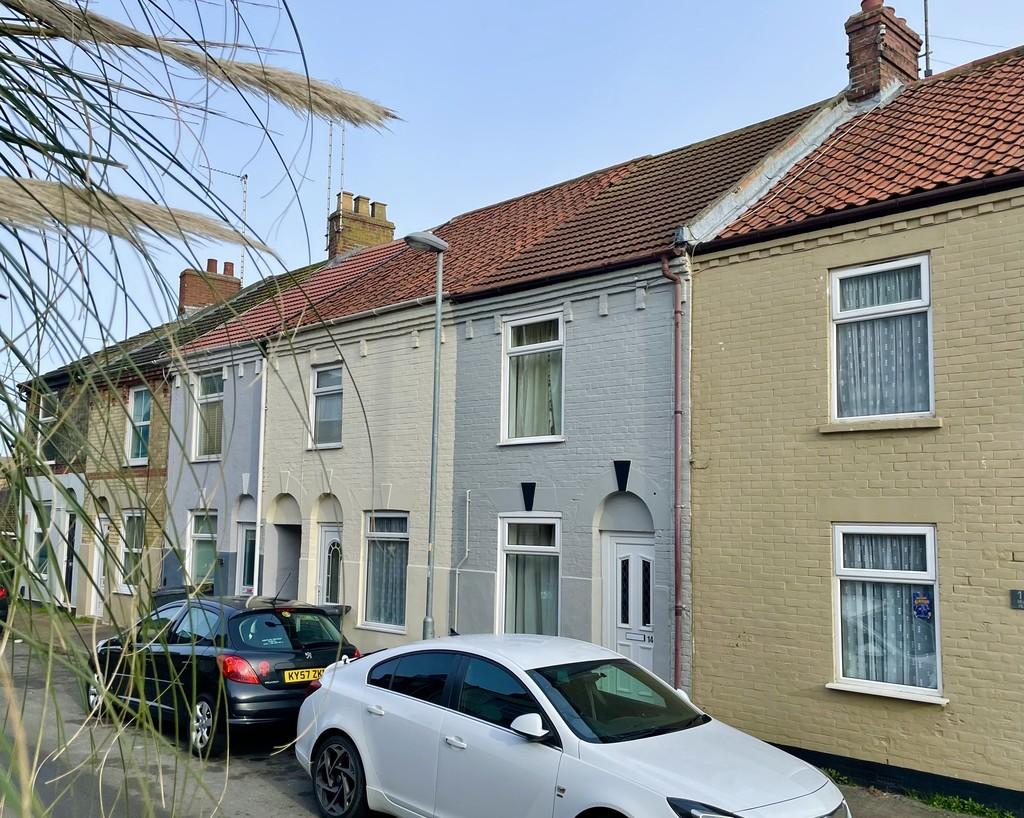 Beach Road, Gorleston 2 bed terraced house £140,000