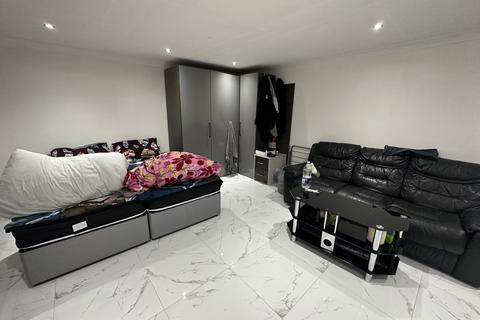 Studio to rent, Belmore Avenue, Hayes, Greater London, UB4