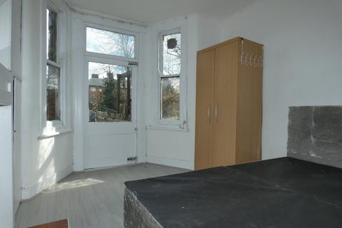 3 bedroom ground floor flat to rent, Marlborough Road, Bowes Park N22