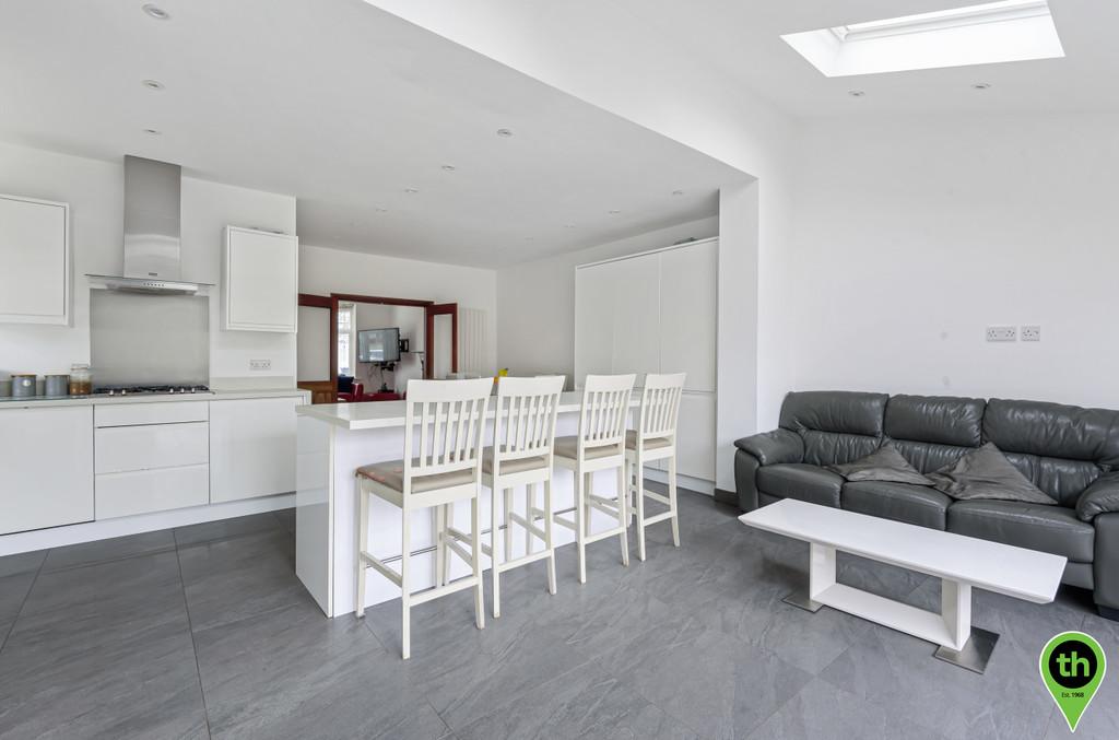 Wyre Grove, Edgware 4 bed detached house £800,000
