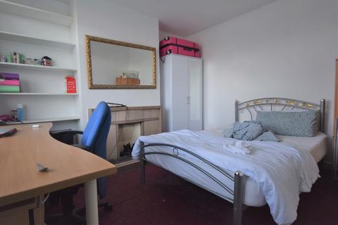 6 bedroom semi-detached house to rent, Aldershot Road, Guildford