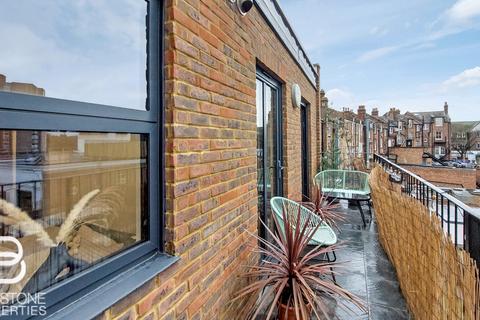 2 bedroom apartment to rent, Woodcote Road, Wallington