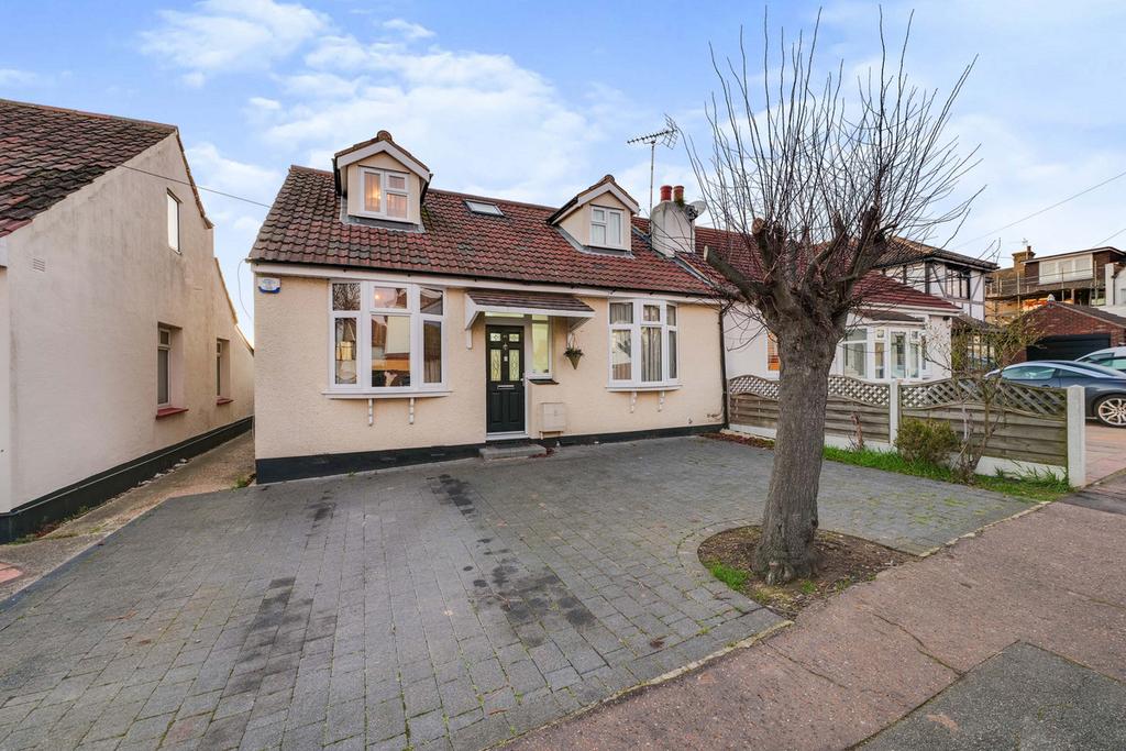 Herschell Road, Leighonsea, SS9 3 bed semidetached house £625,000