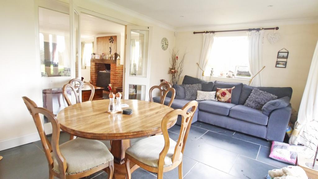 Formal Dining Room o