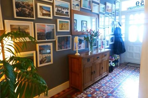 59 Grove Avenue, London, W7 3ET