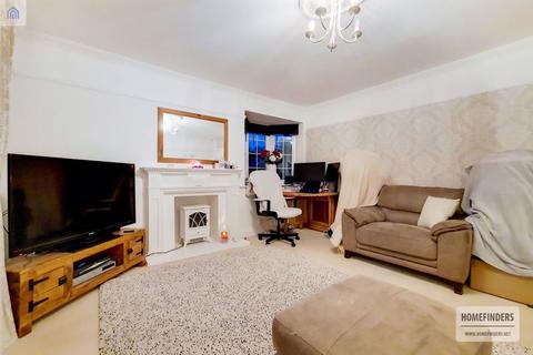 2 bedroom flat to rent, Mount Crescent, Brentwood CM14