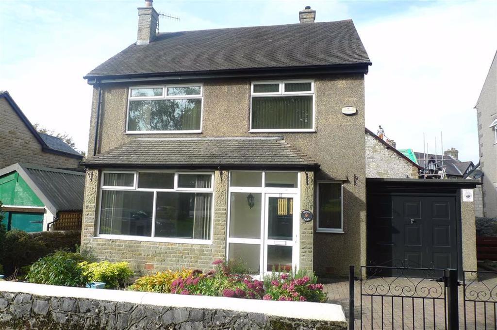 St Peters Road, Buxton, Derbyshire 3 bed detached house £875 pcm (£202 pw)