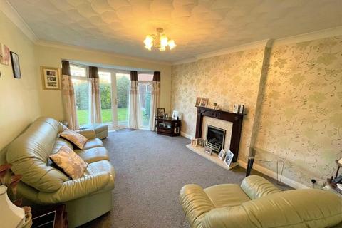 2 bedroom semi-detached bungalow for sale - Stowe Gardens, Leigh