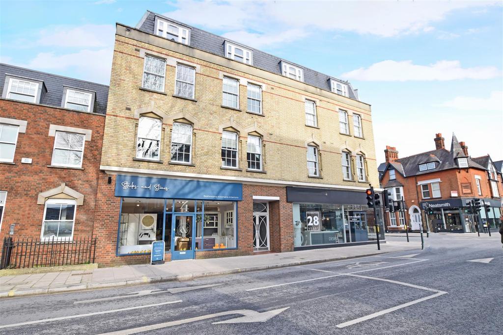 Park Road, Hampton Hill 2 bed apartment £375,000