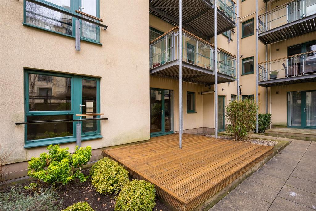 89/18 Holyrood Road, Edinburgh, EH8 8BA 2 bed ground floor flat £375,000
