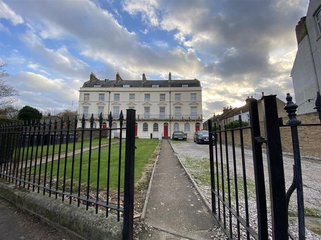 Milton Road, Gravesend 1 bed flat £700 pcm (£162 pw)
