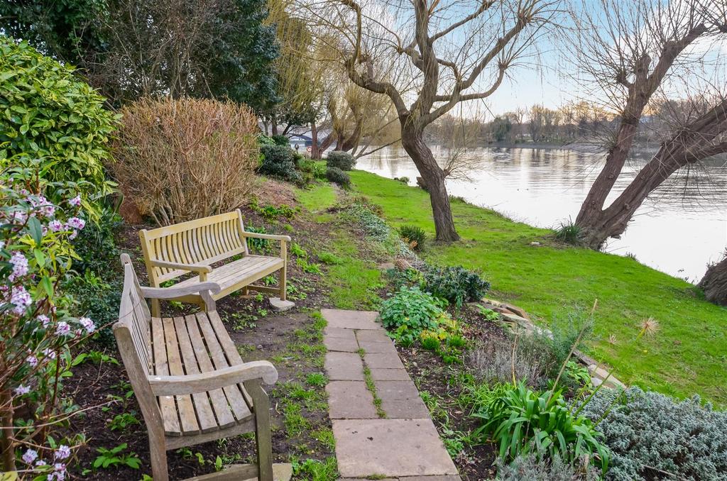 Thames Village, Chiswick 2 bed £575,000