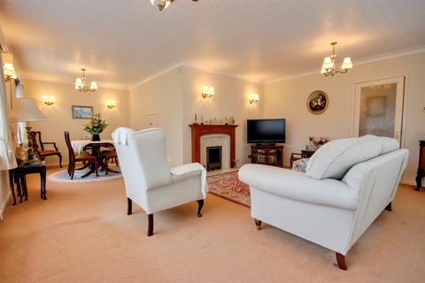2 bedroom detached bungalow for sale - The Lawns, Beverley