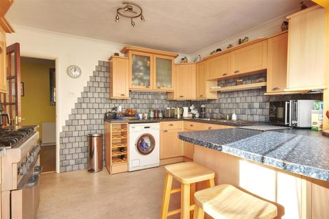 3 Piltdown Close, Bexhill-on-sea, TN39 3XA