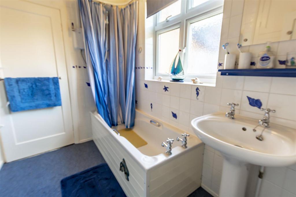 Bathroom (5)-HDR copy.jpg