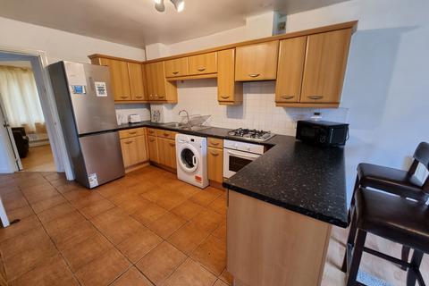 4 bedroom end of terrace house to rent, Lauderdale Crescent, M13 9DP