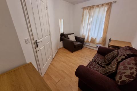 4 bedroom end of terrace house to rent, Lauderdale Crescent, M13 9DP