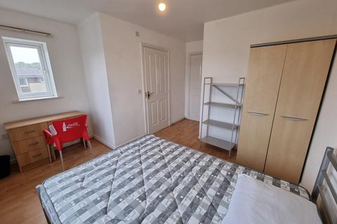 4 bedroom end of terrace house to rent, Lauderdale Crescent, M13 9DP