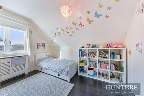 60 Lower Green Gardens, Worcester Park, KT4 7NX