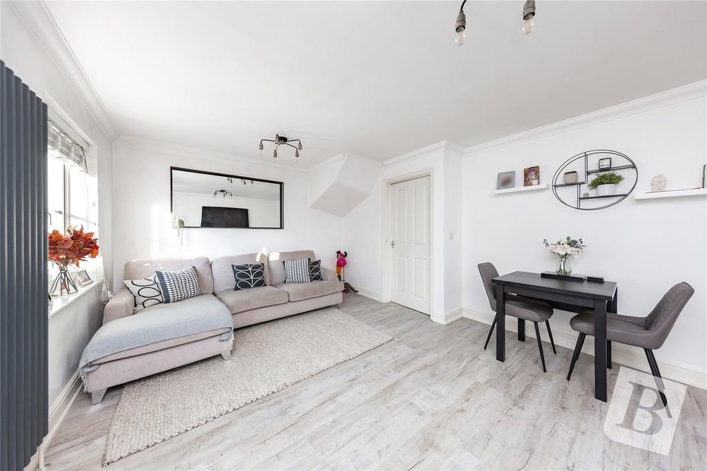Walter Mead Close, Ongar, Essex, CM5 2 bed semidetached house £375,000