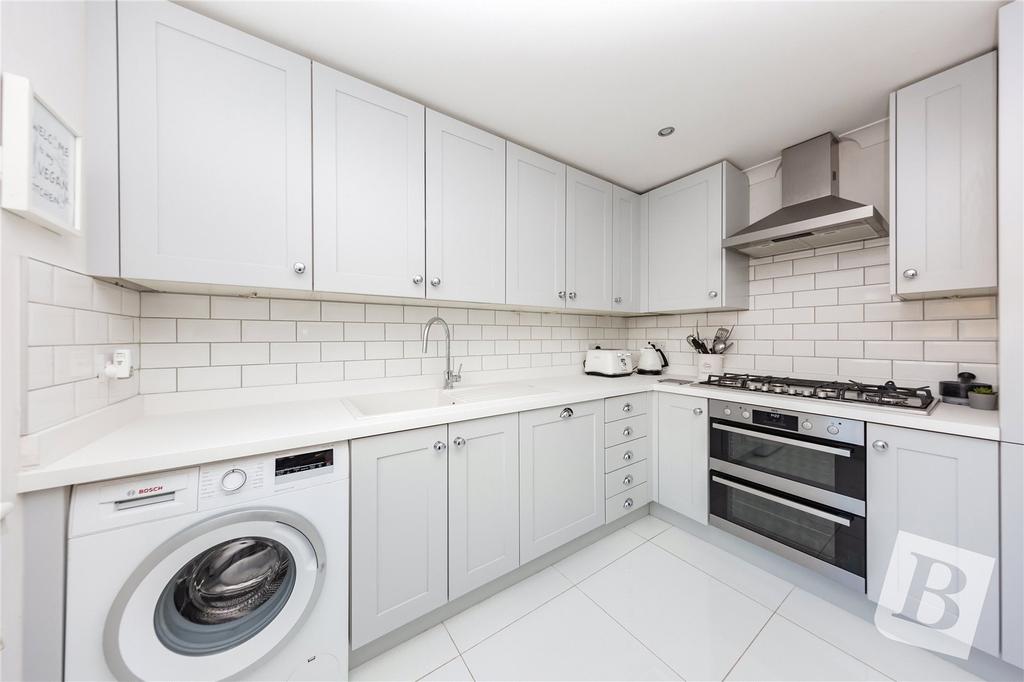 Walter Mead Close, Ongar, Essex, CM5 2 bed semidetached house £375,000