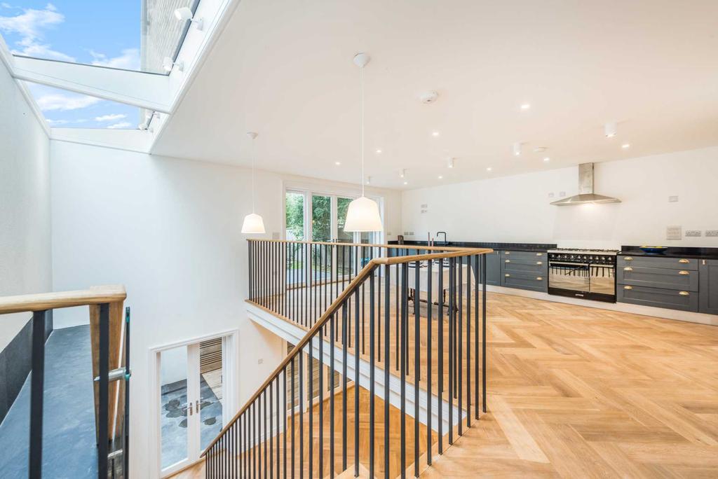 Acacia Grove Dulwich SE21 8ER 6 bed detached house £4,500 pcm (£1,038 pw)