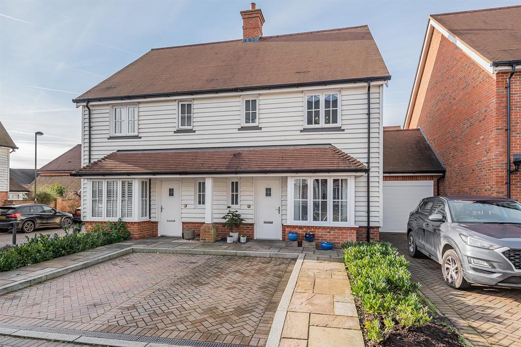 Longhurst Avenue, Horsham, RH12 3 bed semidetached house £525,000