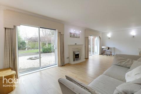 5 Francombe Gardens, Romford, RM1 2TH
