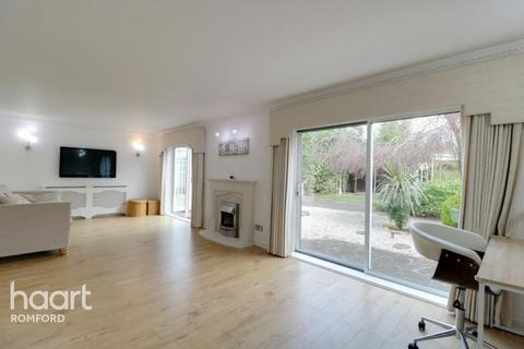 5 Francombe Gardens, Romford, RM1 2TH