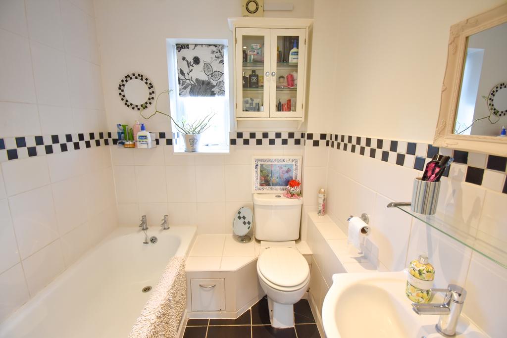 Kent Gardens, Braintree CM7 2 bed £975 pcm (£225 pw)