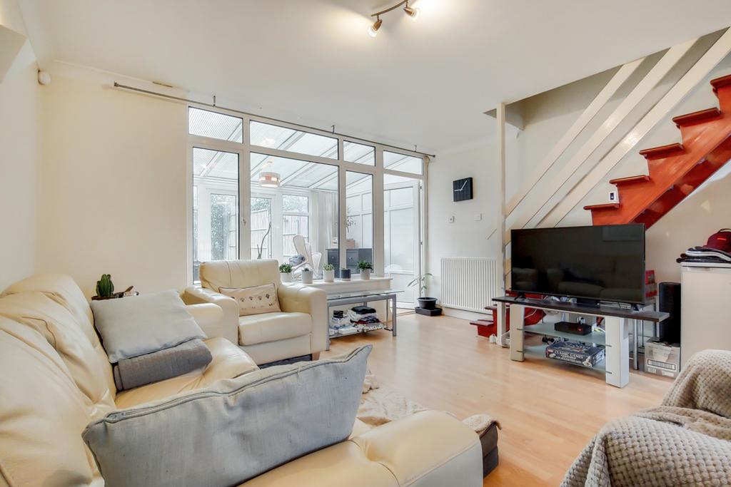 Ridgeview Road, London N20 2 bed terraced house £1,545 pcm (£357 pw)