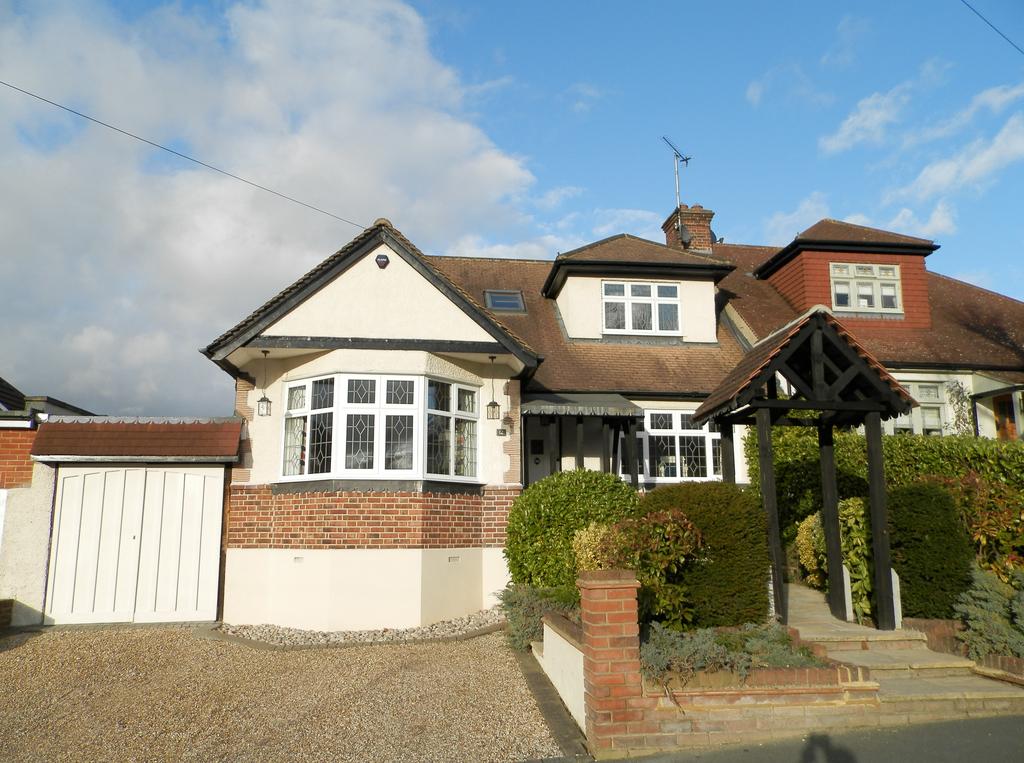 Spenser Crescent, Upminster RM14 4 bed semidetached bungalow £829,995