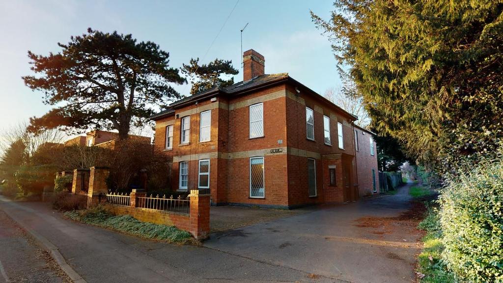 Weedon Road, Duston, Northampton NN5 4EX 4 bed semidetached house £