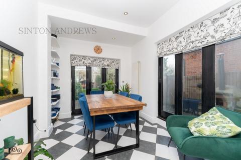 29 Kent Gardens, London, W13 8BU