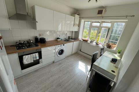 2 bedroom flat to rent, Mountview Court, Turnpike Lane, N8