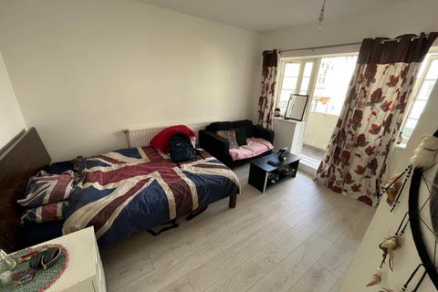 2 bedroom flat to rent, Mountview Court, Turnpike Lane, N8